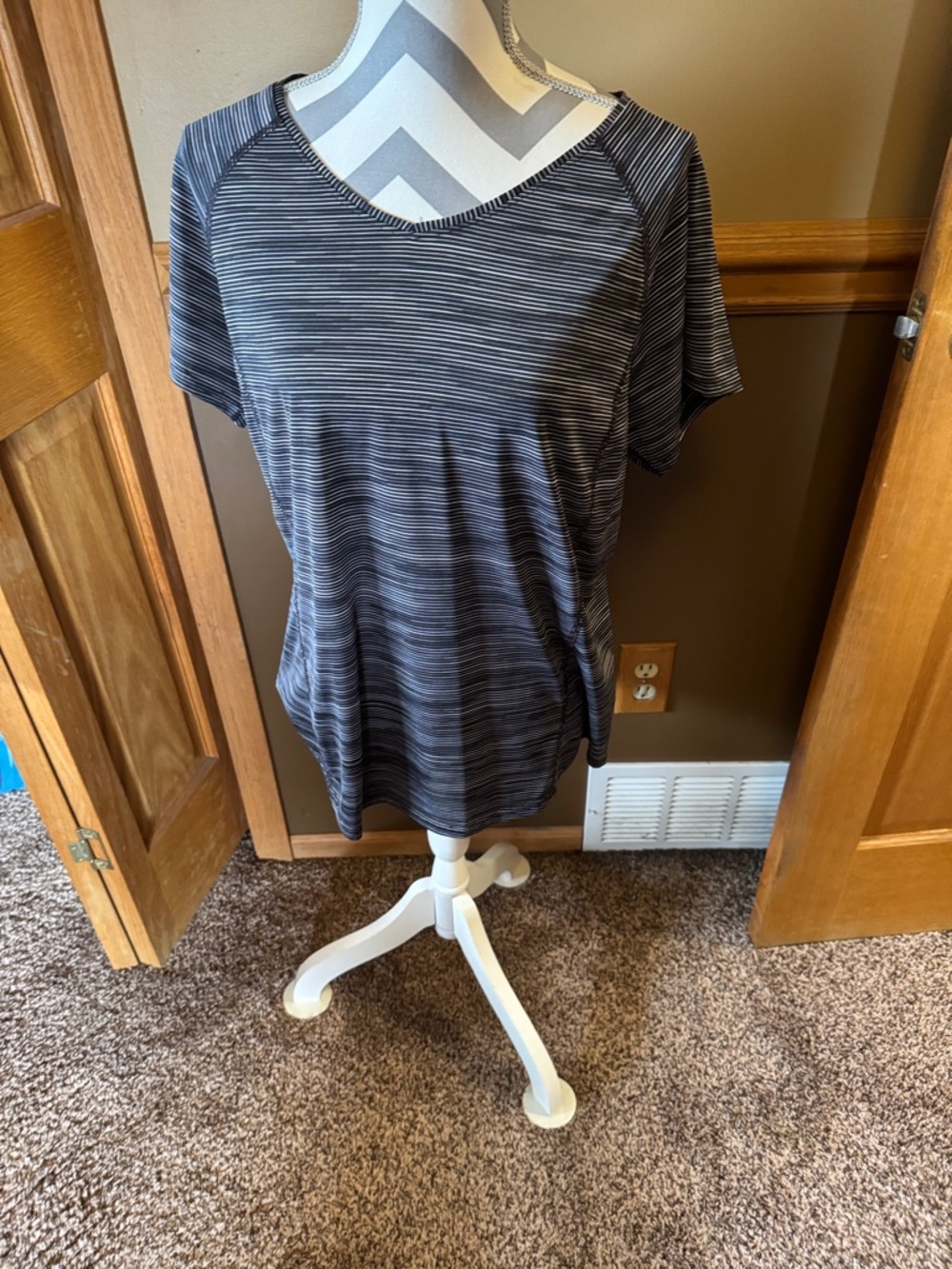 tek gear Black & White Striped Short Sleeve Scoop Neck Top